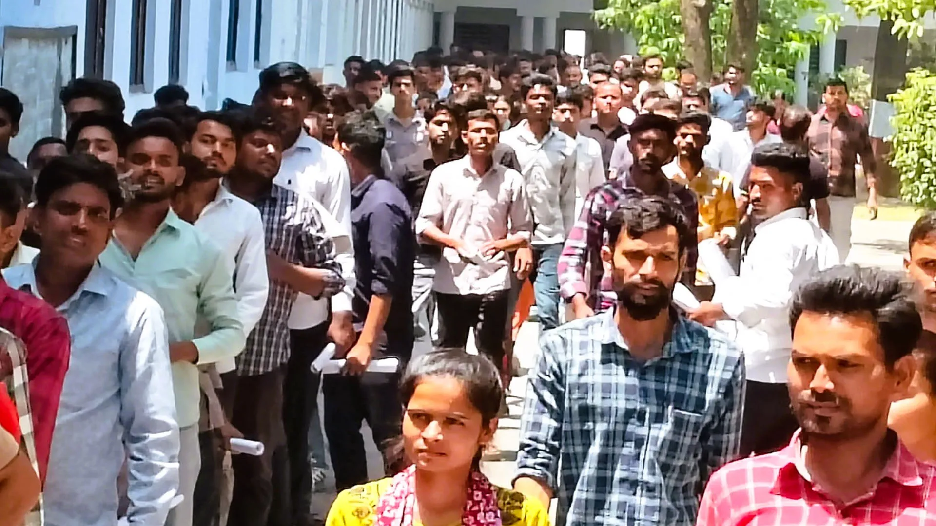 Moradabad:होमगार्ड्स भर्ती...दूसरे दिन पहली पाली में 2806 और दूसरी पाली में 2793 ने छोड़ी परीक्षा 