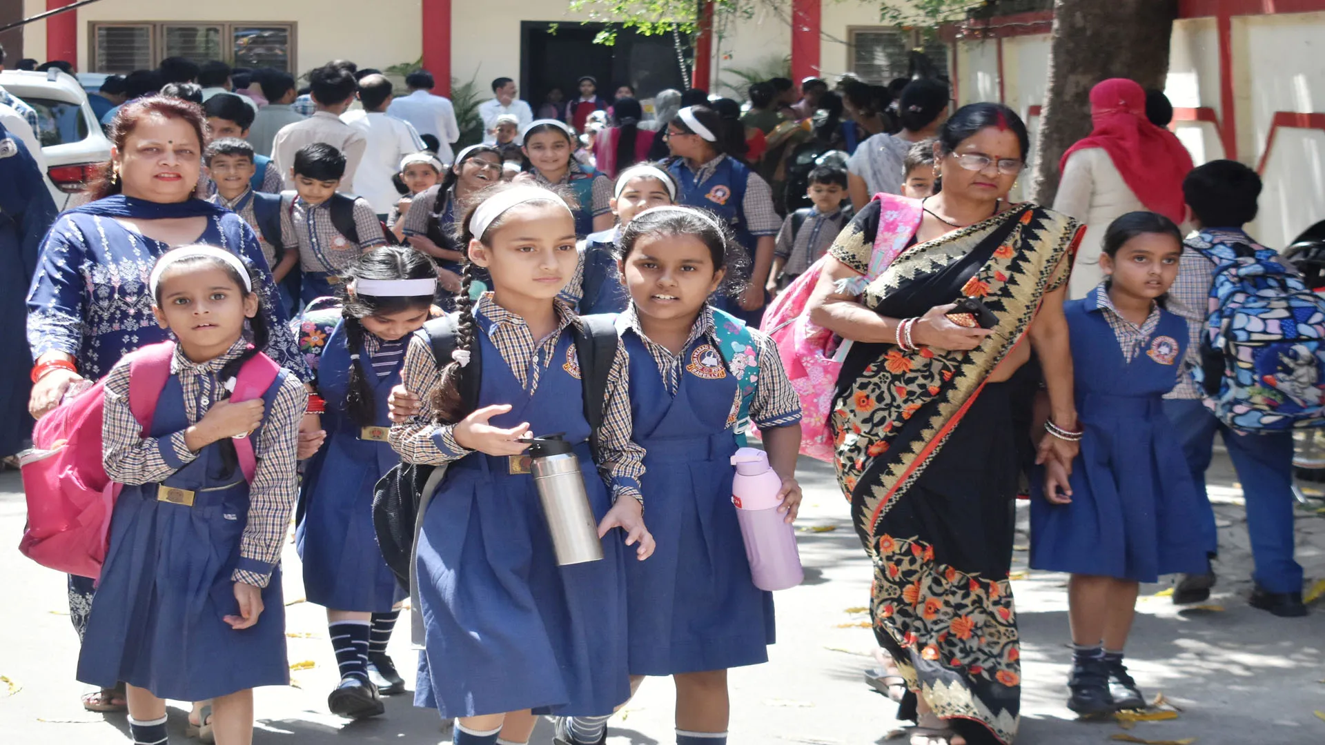 Bareilly : स्कूल खुले... हंसते-खेलते पहुंचे बच्चों का नए सत्र के पहले दिन स्वागत