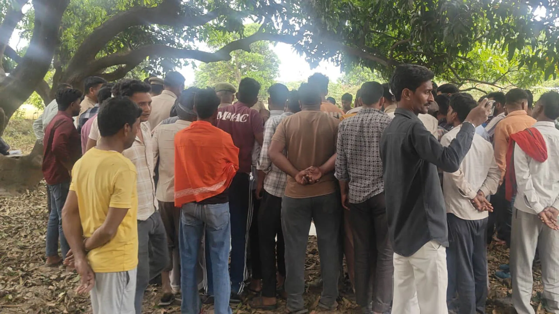 Bareilly: शौच की बात कहकर निकले लापता युवक का दो दिन बाद शव लटका मिला