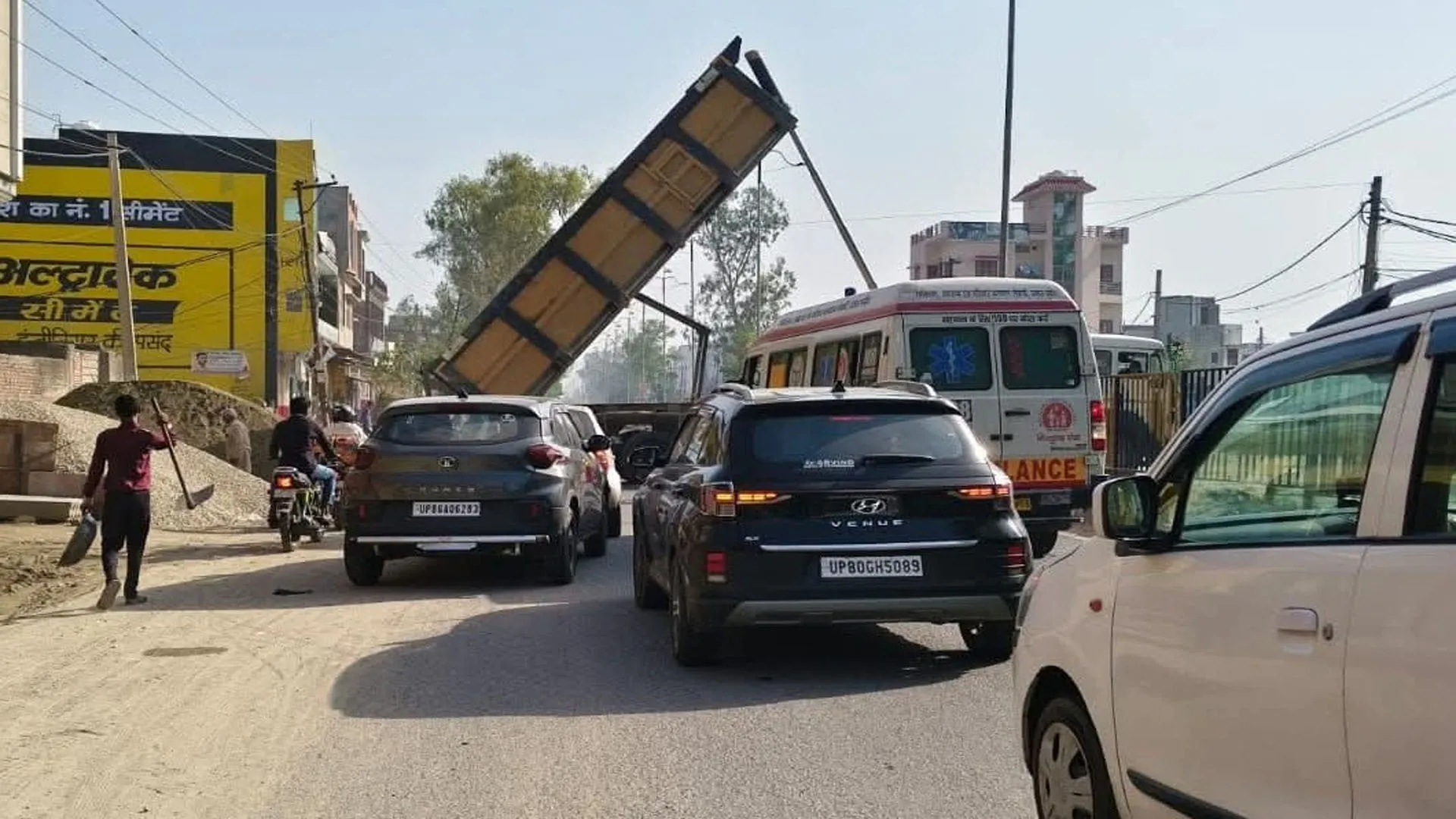 UP: हाईवे पर बजरफुट कारोबारियों का अतिक्रमण, जाम में फंसी एंबुलेंस