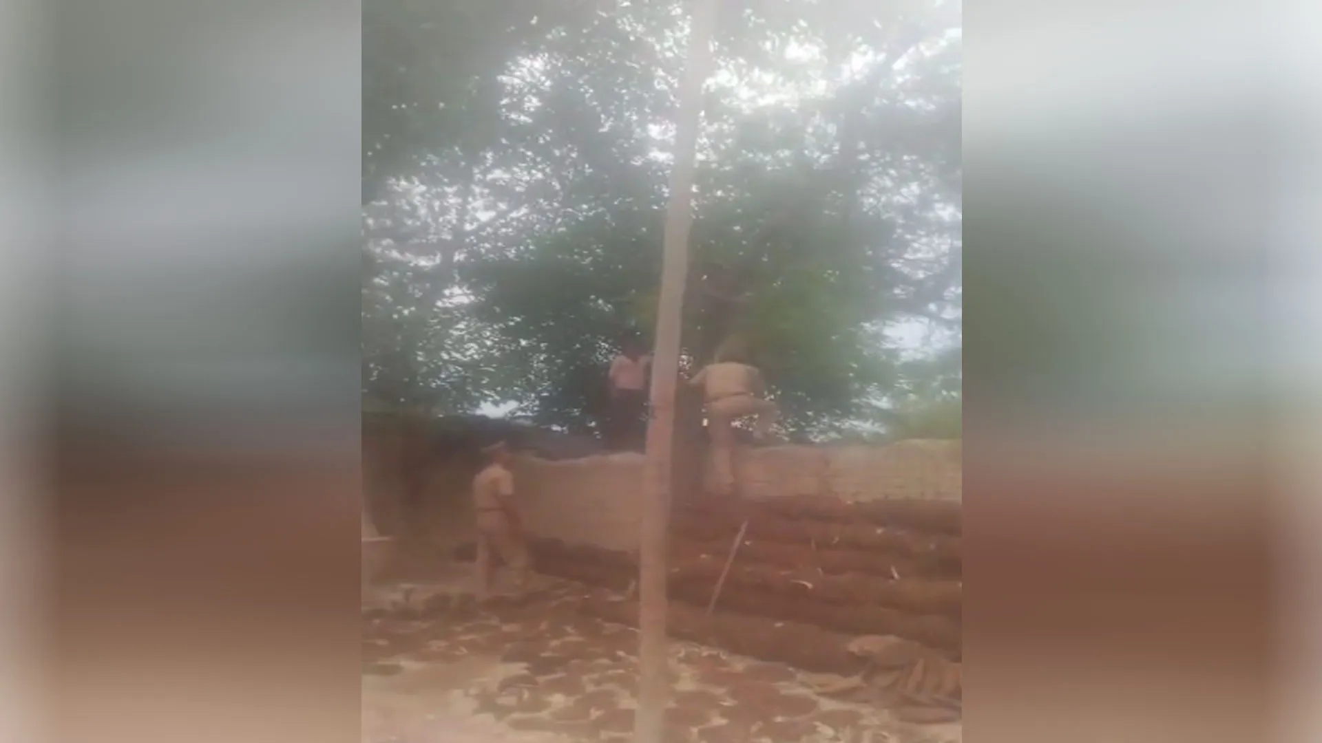 UP: मकान गिराने पहुंची थी टीम, बाप-बेटों ने फांसी लगाने का किया प्रयास, हालत बिगड़ी