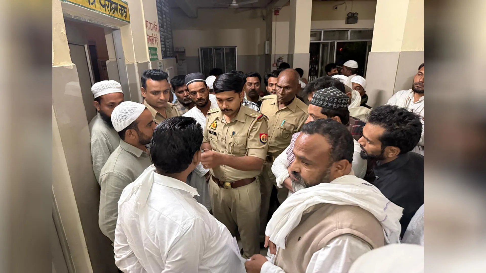 UP: ट्रैक्टर-ट्रॉली ने टैंपो में मारी टक्कर, महिला की मौत, पांच घायल