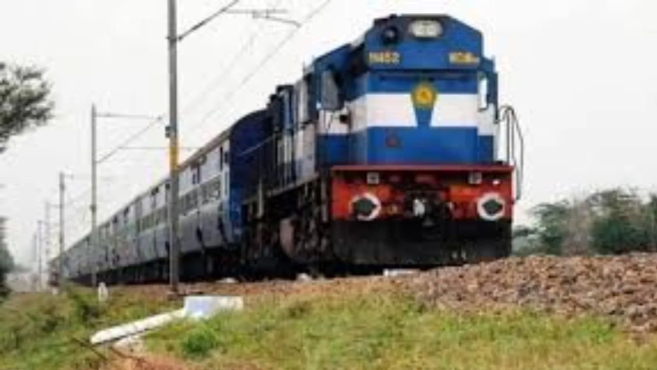 लखनऊ रूट पर 10 घंटे तक देरी से चल रहीं ट्रेनें,  तकनीकी कार्यों और मेगा ब्लॉक का असर