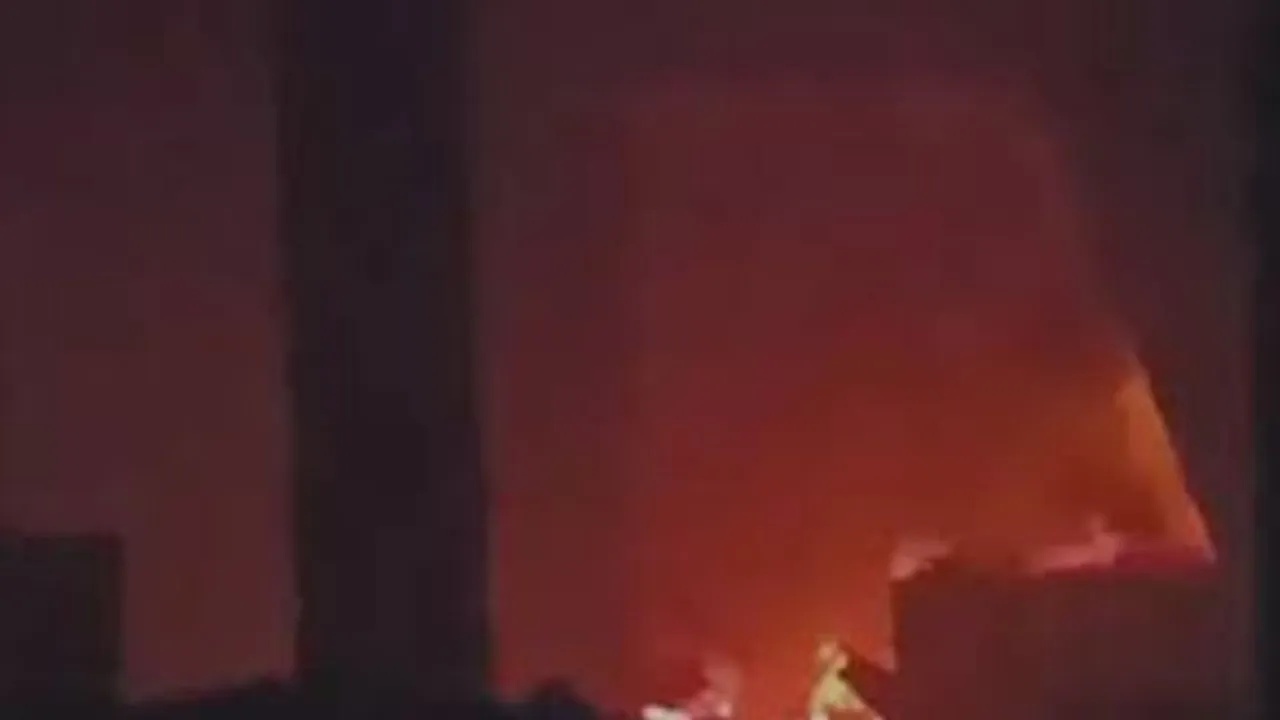  हरदोई में भीषण आग : इलेक्ट्रॉनिक्स शोरूम के गोदाम में सामान जलकर खाक, नुकसान का अनुमान दो करोड़ से अधिक 