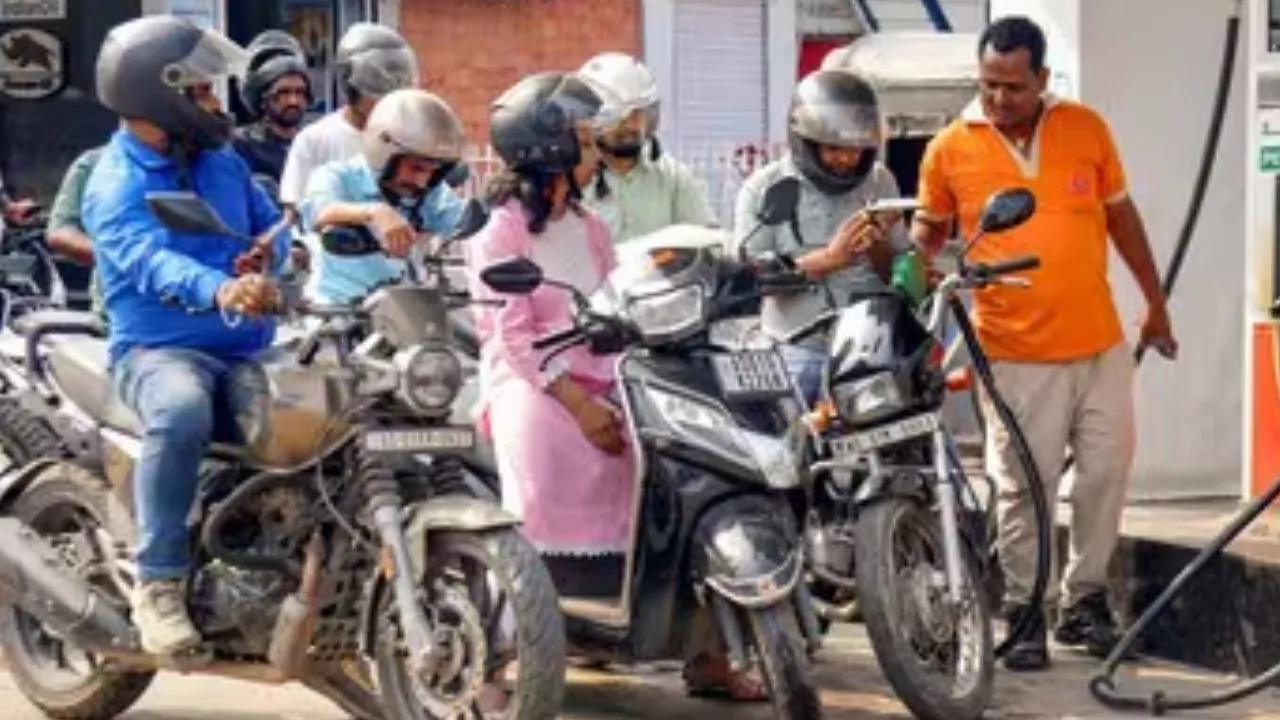 यूपी के सीमावर्ती जिलों में तेल किल्लत की अफवाह : बढ़ गई पेट्रोल-डीजल की मांग, आपूर्ति को लेकर प्रशासन का बड़ा बयान 