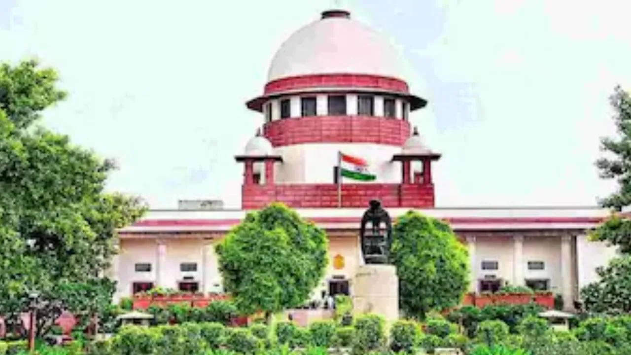  बंगाल मतदाता सूची से बाहर हुए अधिकारियों को झटका,  सुप्रीम कोर्ट ने रिट याचिकाएं सुनने से किया इनकार