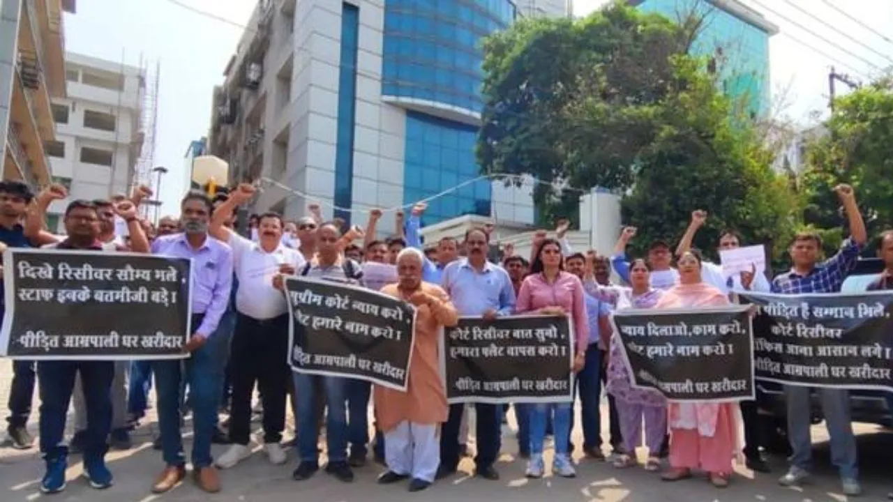 ग्रेटर नोएडा की रिवर व्यू सोसायटी में जोरदार प्रदर्शन,  बुनियादी  सुविधाओं को लेकर फूटा गुस्सा, प्रबंधन पर लापरवाही के आरोप 