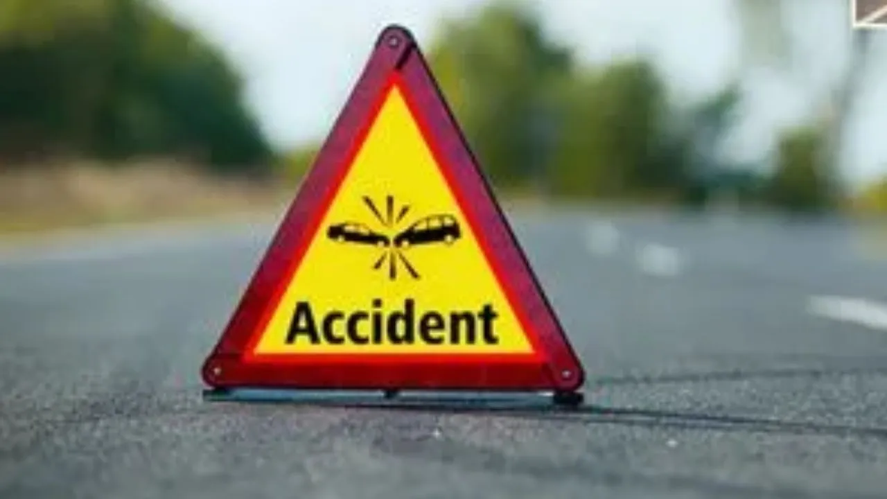  पूर्वांचल एक्सप्रेस-वे पर बड़ा हादसा : 'डबल डेकर' बस पलटने से 12 यात्री घायल, अस्पताल में इलाज जारी 