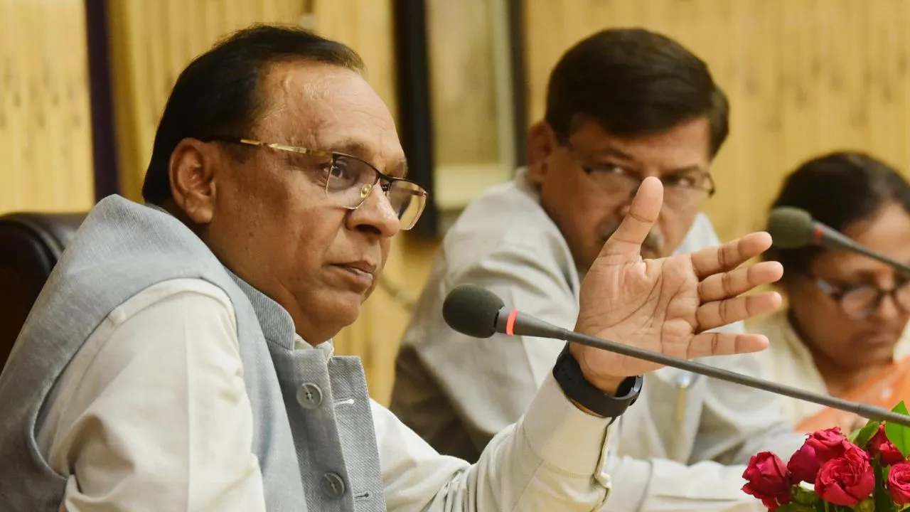 लखनऊ विश्वविद्यालय की अनूठी पहल:  एस्ट्रोफिजिक्स और भगवद गीता के पाठ्यक्रमों को मंजूरी, नए सिलेबस में विज्ञान और संस्कार का मेल