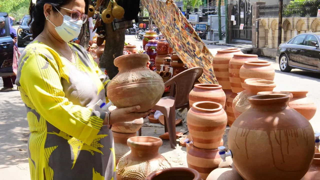  नेचुरल फ्रिज: गर्मी के साथ बढ़ने लगी मिट्टी के घड़ों की मांग, जानिए कीमत और सेहत के लिए इसके जादुई फायदे