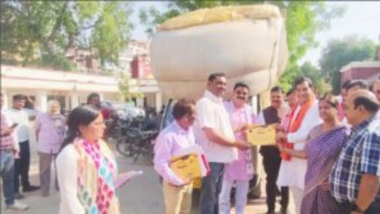 जौनपुर की अनूठी पहल:  भूसा दान अभियान में 10,000 कुंतल का आंकड़ा पार, डीएम ने की अपील