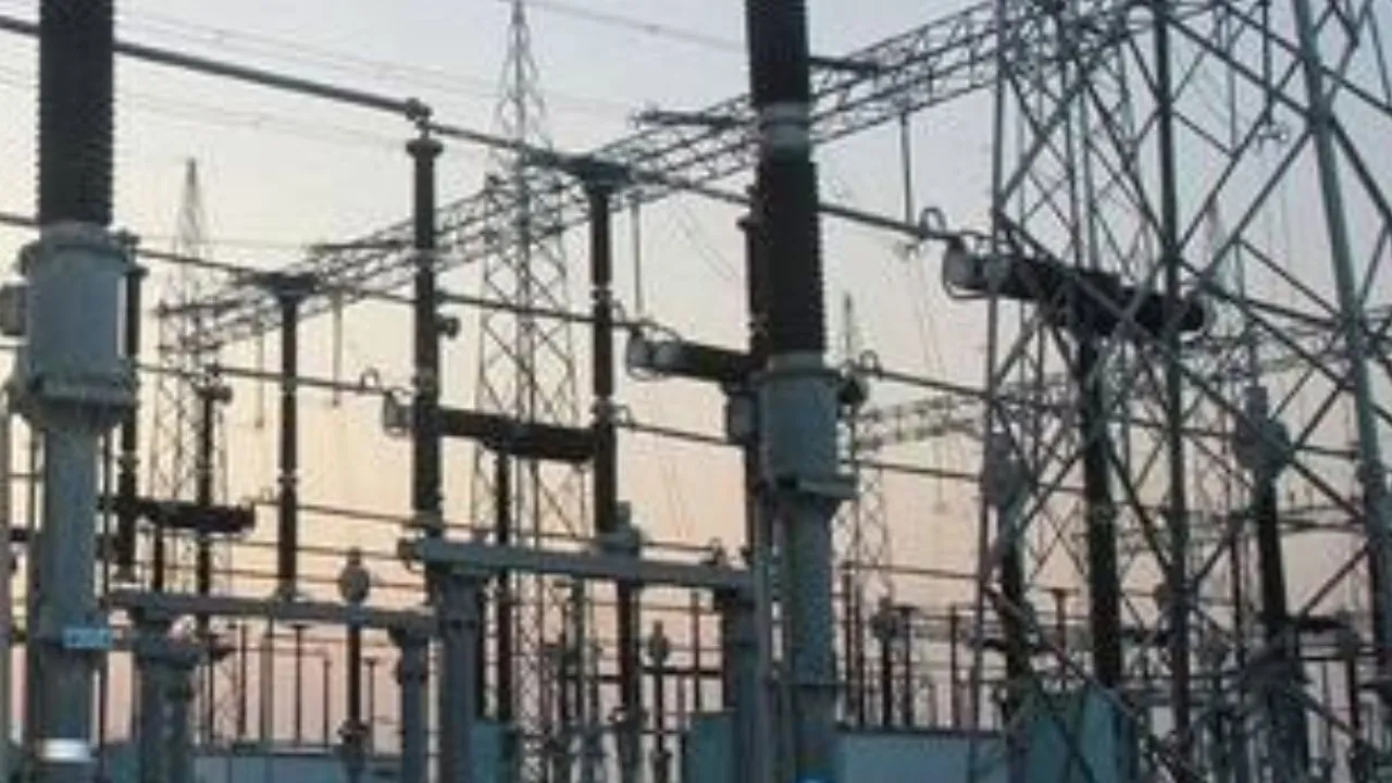  लखनऊ में गर्मी में बढ़ा करंट का खतरा, जर्जर तार और ट्रांसफार्मर बने जानलेवा