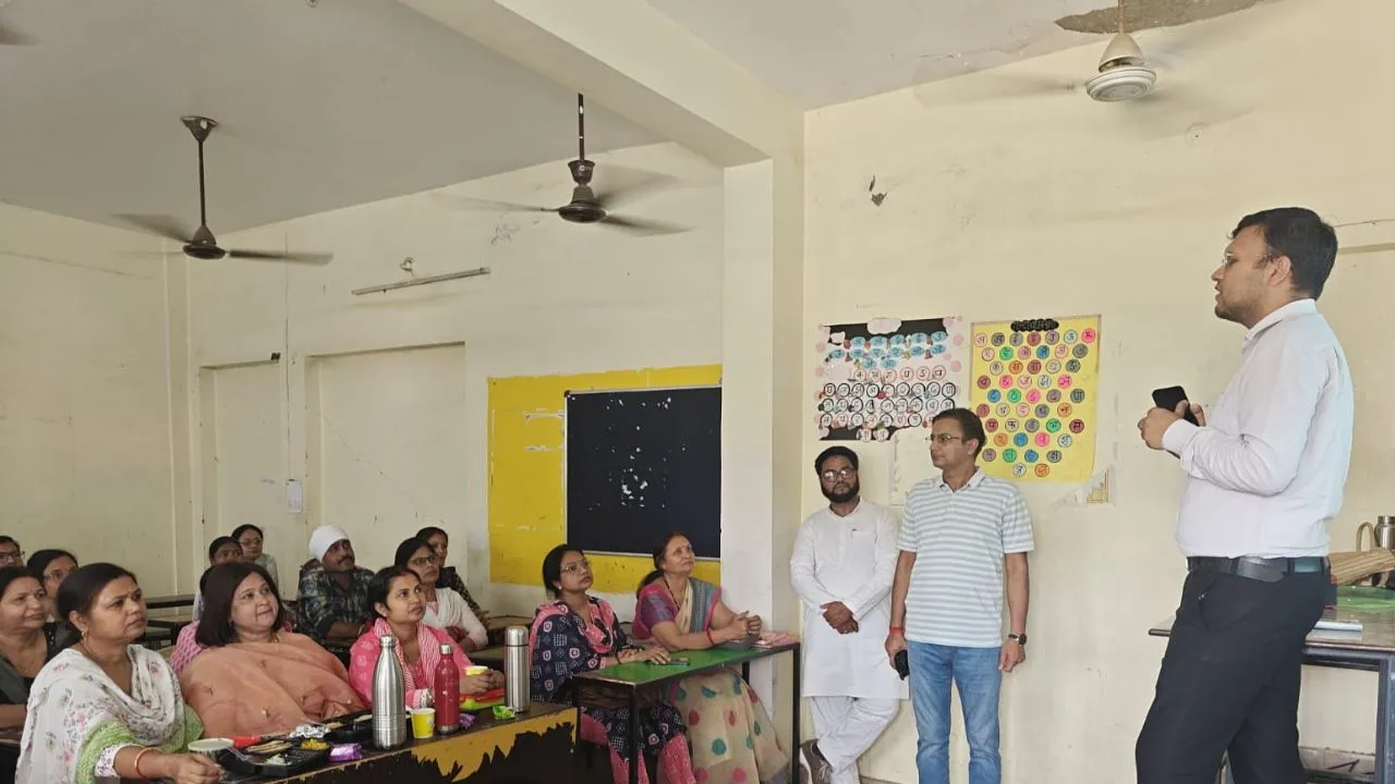  UP Census 2027 : व्हाट्सएप पर जुड़ेंगे जनगणना कर्मी, ट्रेनिंग से गायब 518 कर्मियों को नोटिस जारी