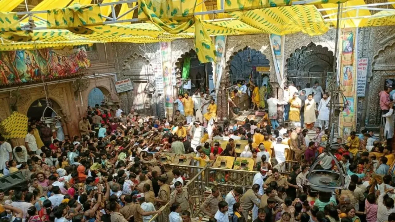 अक्षय तृतीया पर मथुरा में उमड़ा श्रद्धालुओं का सैलाब,  बांकेबिहारी के दुर्लभ 'चरण दर्शन' के लिए भक्तों की लंबी कतार