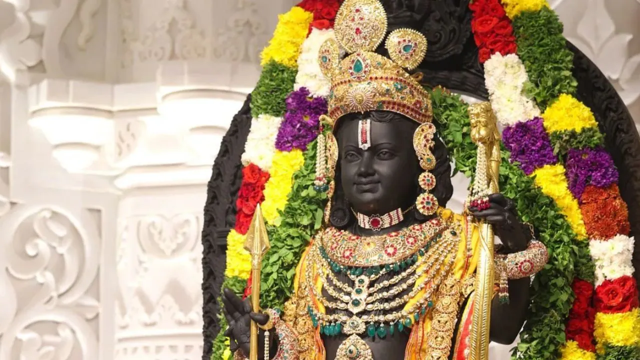 रामलला ने धारण किए स्वर्ण आभूषण,  गर्भगृह में फूलों-फलों की लड़ियाँ और लगा 56 भोग