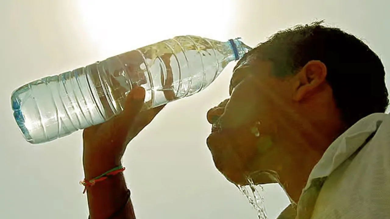बढ़े तापमान में रखे स्वास्थ्य का ख्याल,  हीट स्ट्रोक से बचाव के लिए पिएं अधिक से अधिक पानी