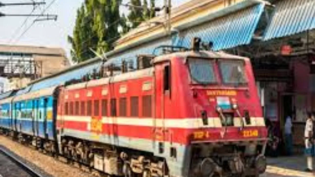 ट्रेनों की लेटलतीफी बनी यात्रियों के लिए सिरदर्द,  लखनऊ होकर गुजरने वाली स्वर्ण शताब्दी और समर स्पेशल घंटों लेट