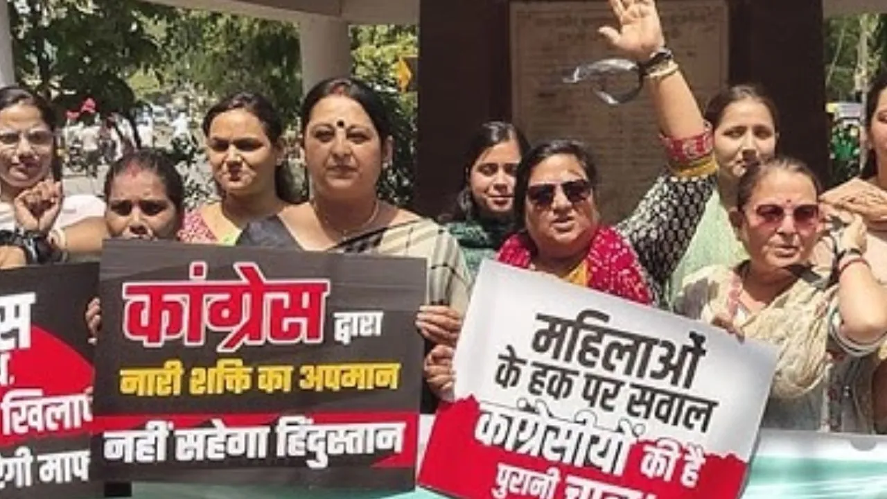 वाराणसी में भाजपा महिला मोर्चा का जोरदार प्रदर्शन,  राहुल गांधी और अखिलेश यादव के खिलाफ की जमकर नारेबाजी 