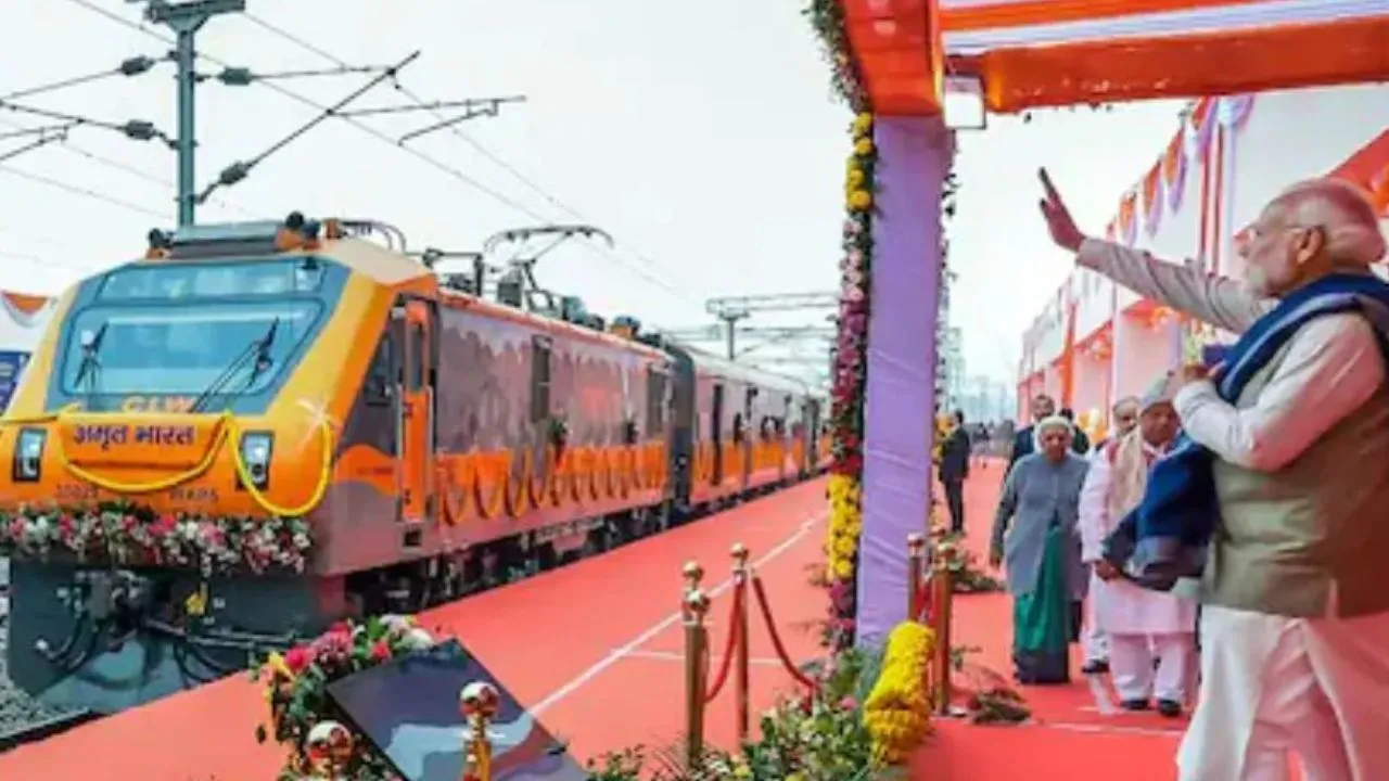 वाराणसी से दो नई अमृत भारत ट्रेनों का शुभारंभ,  PM मोदी ने वाराणसी-पुणे और अयोध्या-मुंबई ट्रेनों को दिखाई हरी झंडी