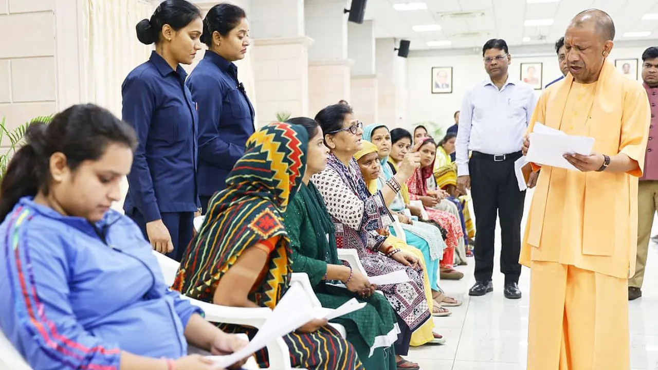 यूपी सीएम योगी ने जनता दर्शन में सुनी फरियादियों की समस्या, दिए समयसीमा में निस्तारण के निर्देश 