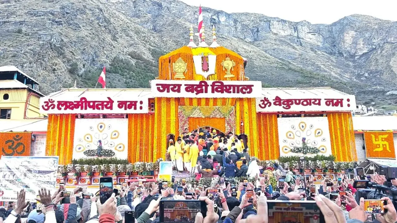 वैदिक मंत्रोच्चारण के साथ खुले भगवान श्री बदरीनाथ के कपाट,  श्रद्धालुओं ने किए अखंड ज्योति के दर्शन