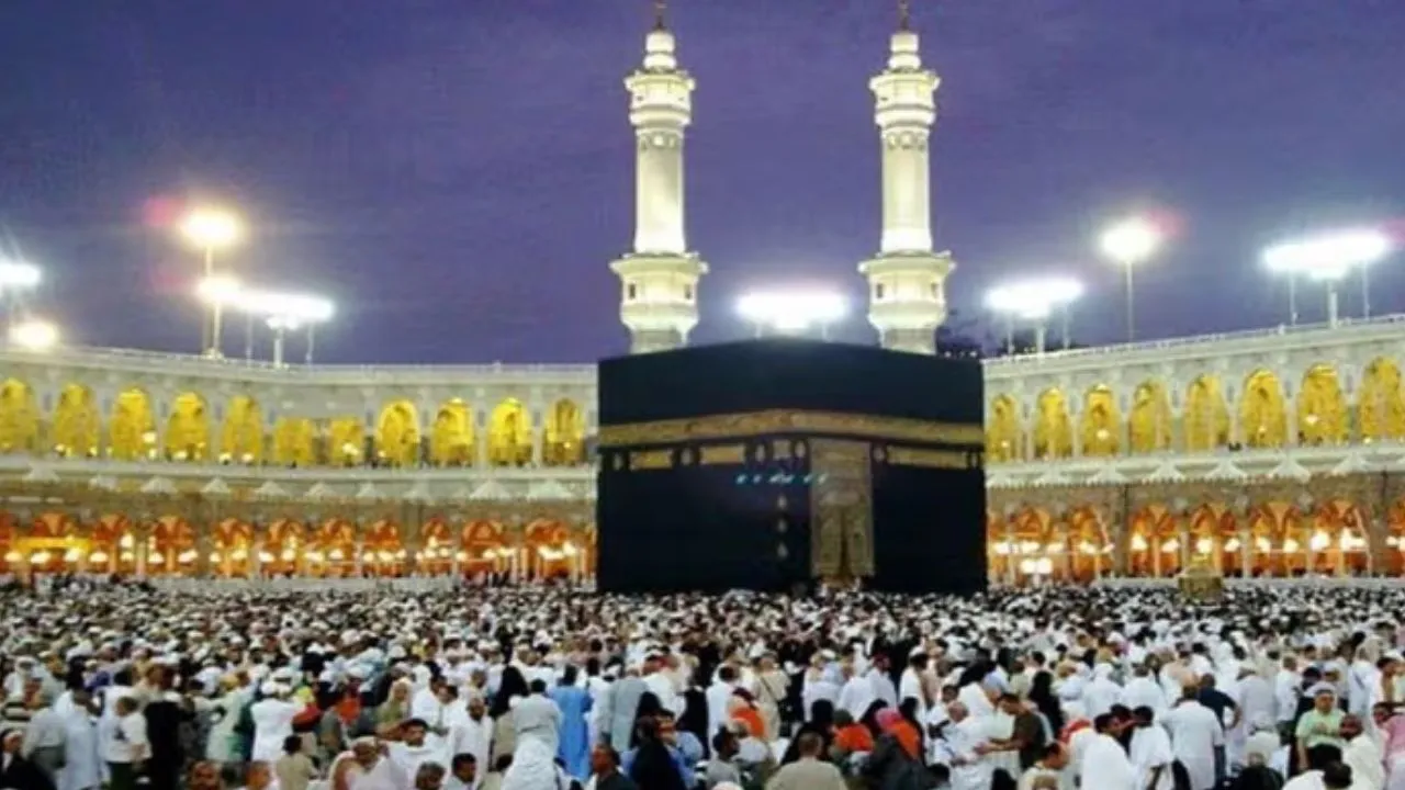 लखनऊ में 427 हज यात्रियों ने भरी उड़ान:  मंत्री दानिश ने दिखाई हरी झंडी, यात्रा में AI और स्मार्ट वॉच का इस्तेमाल