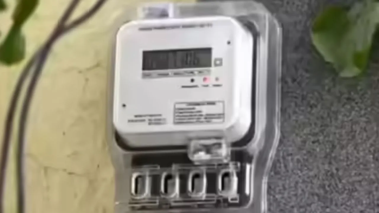 इटावा में  उग्र प्रदर्शन :  गलत बिलिंग और बिजली कटौती से भड़कीं महिलायें, बिजली विभाग के खिलाफ नारेबाजी 