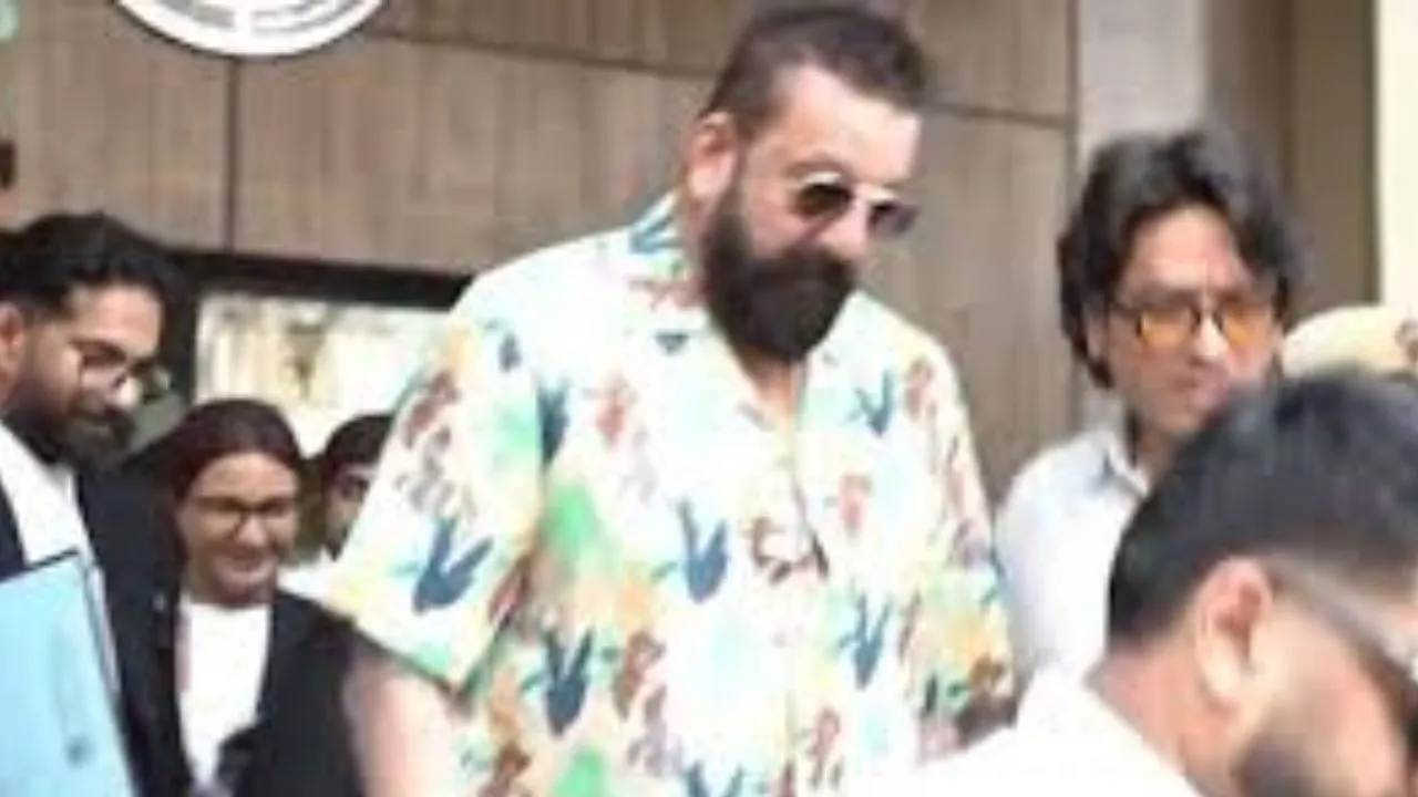 महिला आयोग के सामने पेश हुए संजय दत्त, सरके चुनर' गीत से जुड़े विवाद को लेकर मांगी माफ़ी 