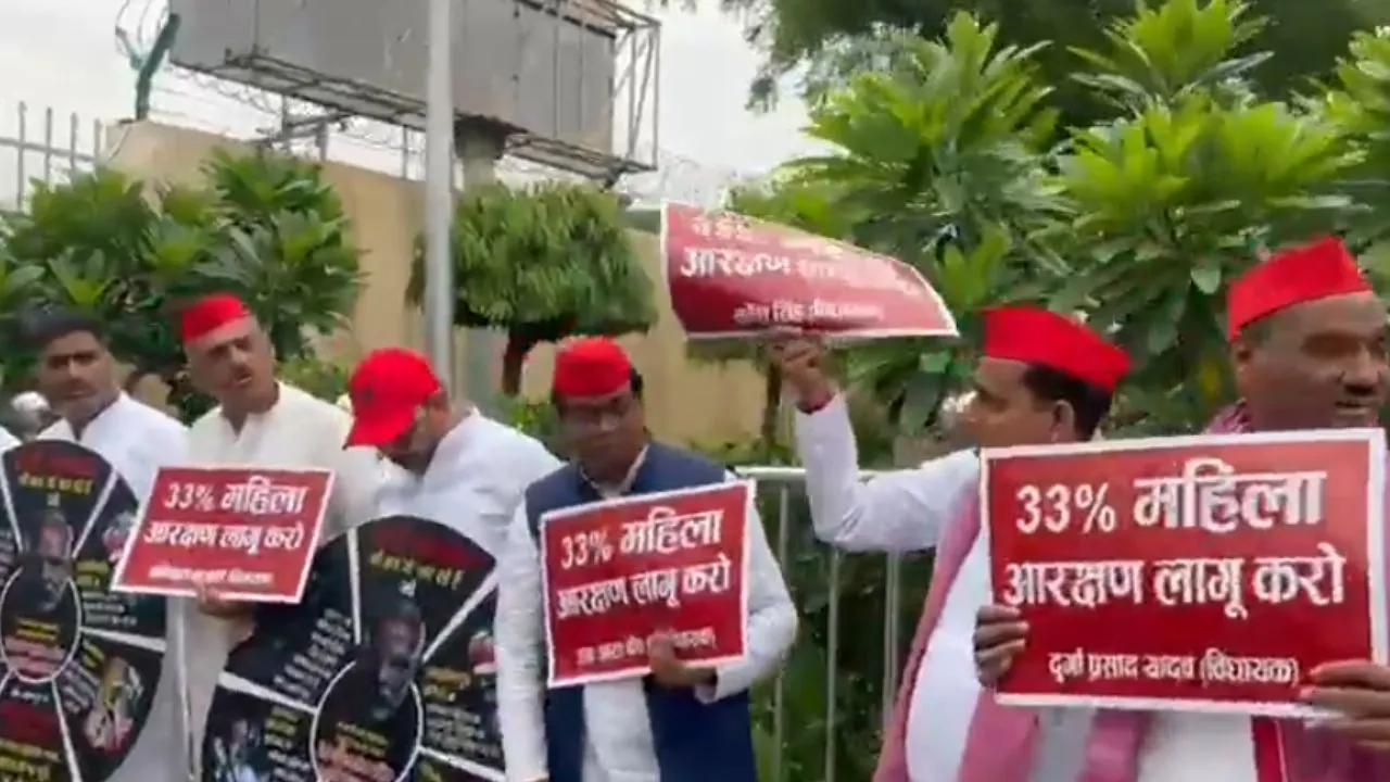  UP Assembly Special Session 2026 : विशेष सत्र से पहले सपा का जोरदार प्रदर्शन, सरकार पर लगाए आरोप 