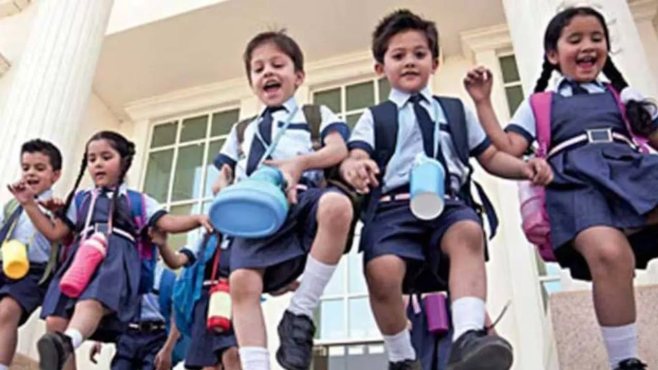 यूपी में बच्चों को बेहतर सुविधा देने में जुटी योगी सरकार,  स्कूलों में ‘ऑपरेशन कायाकल्प’ और ‘अलंकार’  