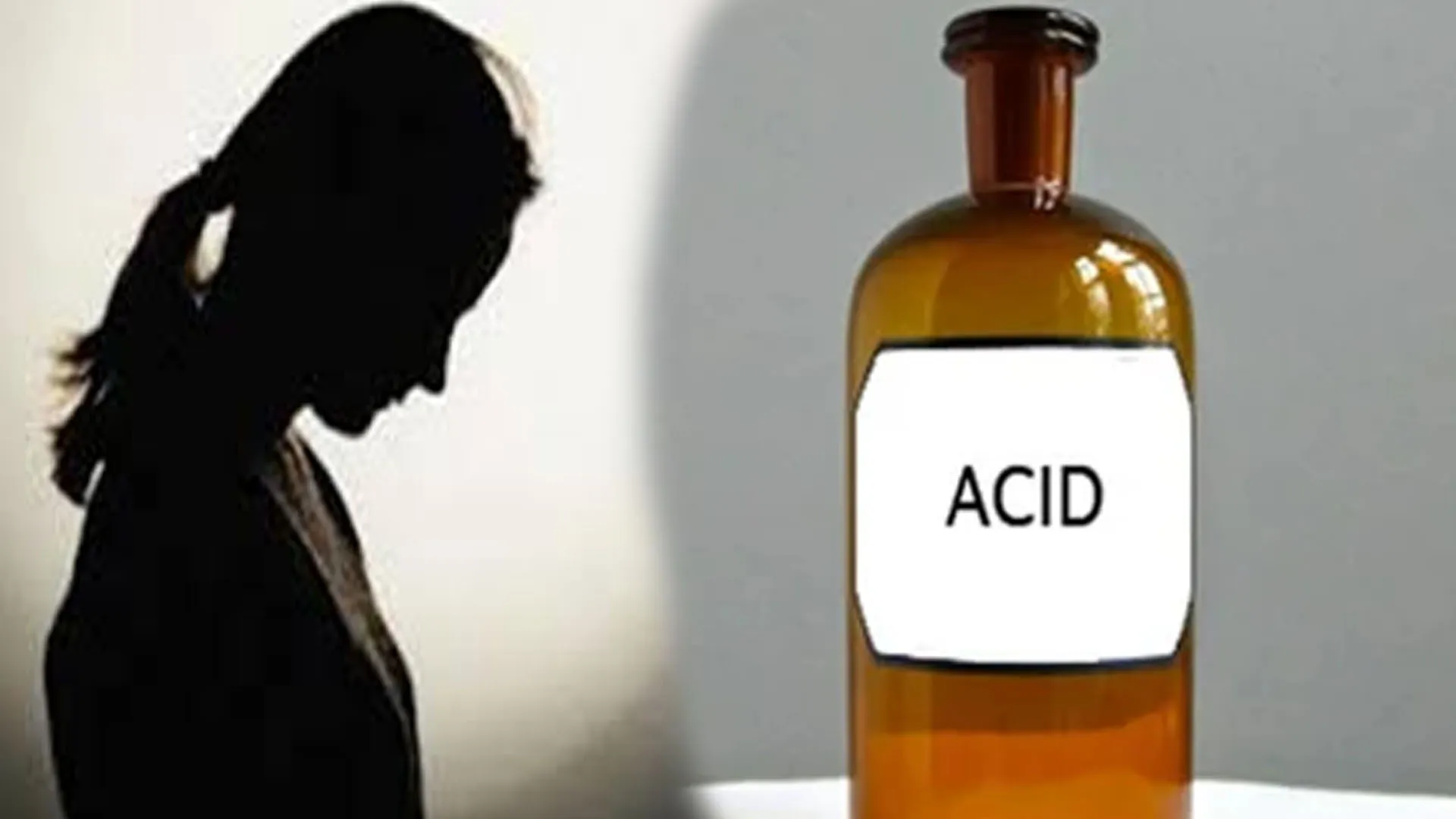 Bareilly: दूसरे समुदाय के युवक ने बनाया शादी का दबाव, युवती ने पी लिया तेजाब