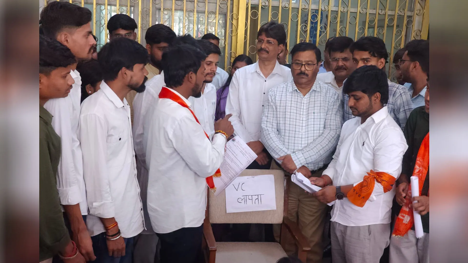 Bareilly: कुलपति की कुर्सी पर लिखा 'वीसी लापता'...नहीं मिलने से आक्रोशित थे ABVP कार्यकर्ता