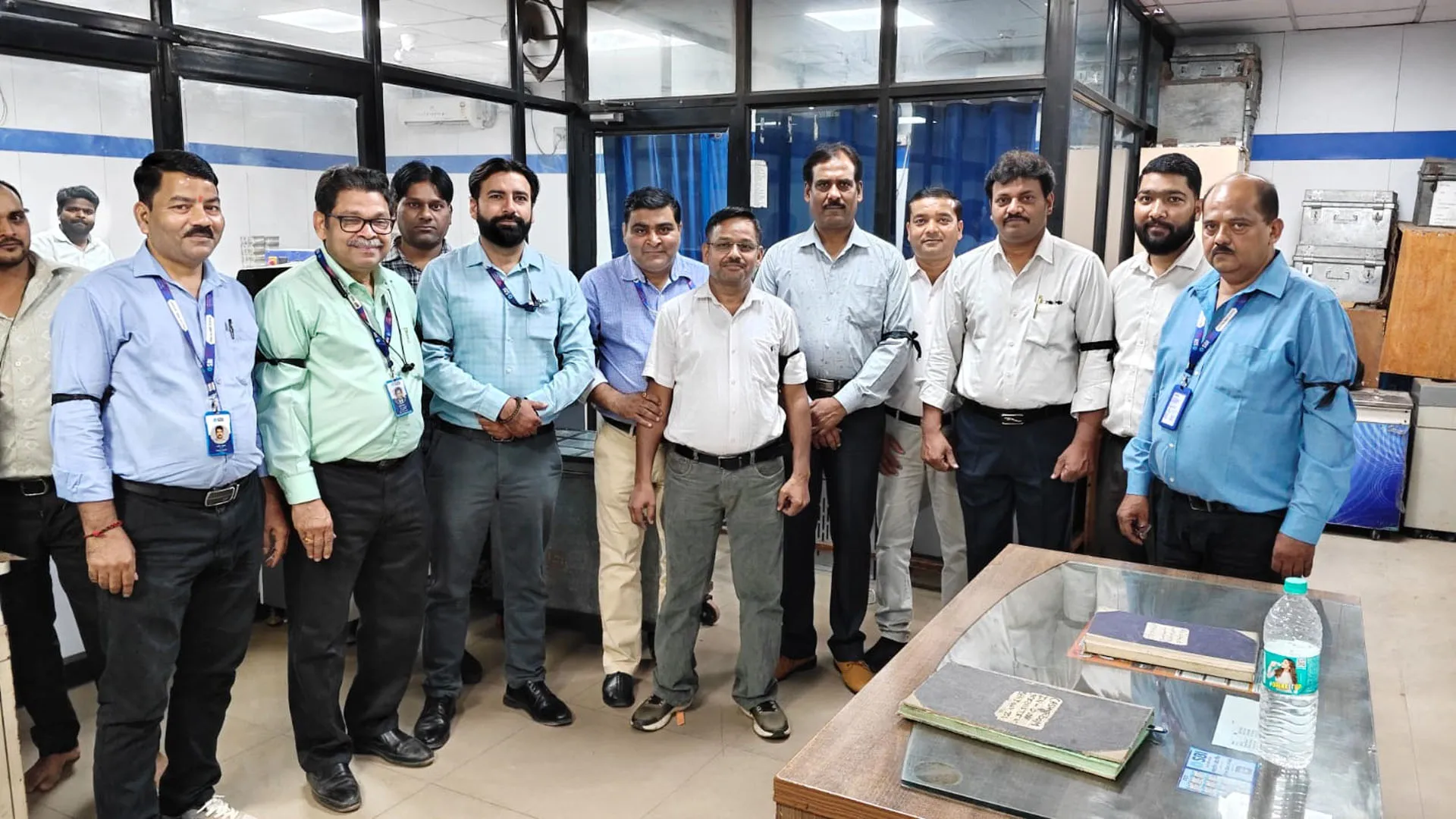 Bareilly:देशव्यापी आह्वान पर बैंक कर्मियों का विरोध-प्रदर्शन, काली पट्टी बांधकर निकले