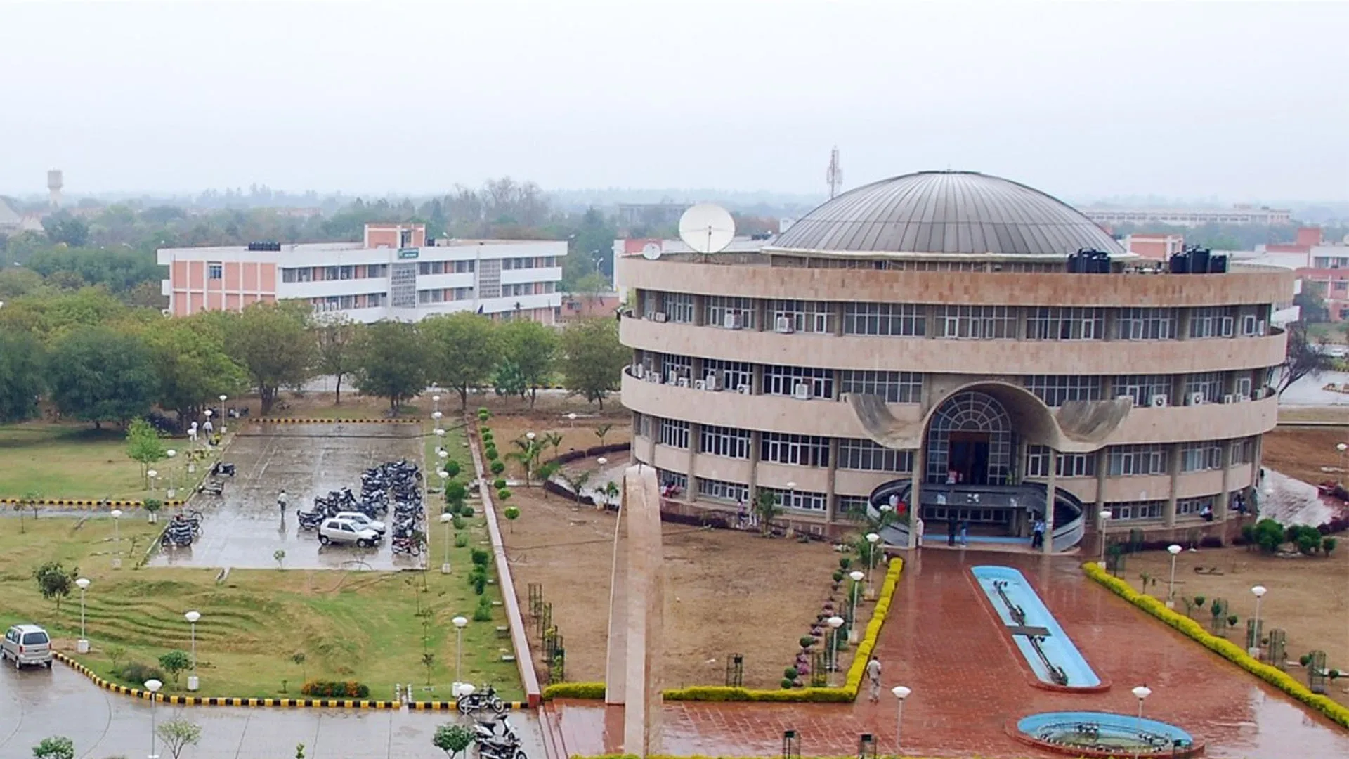 Moradabad: परियोजनाओं की धीमी प्रगति जिले की रैंक पर डाल रही असर