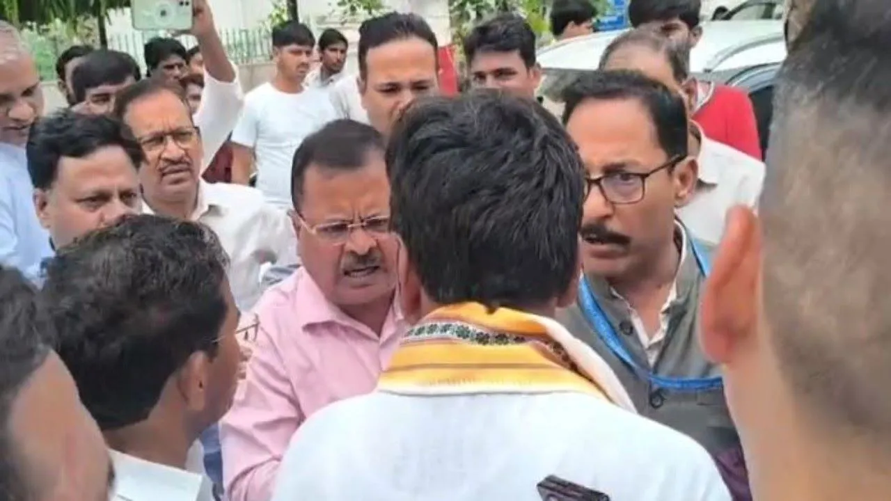 केजीएमयू में प्रदर्शन का VIDEO :  कुलपति का पुतला फूंकने पहुंचे प्रदर्शनकारियों से डॉक्टरों की भिड़ंत, पुलिस को करना पड़ा बल प्रयोग