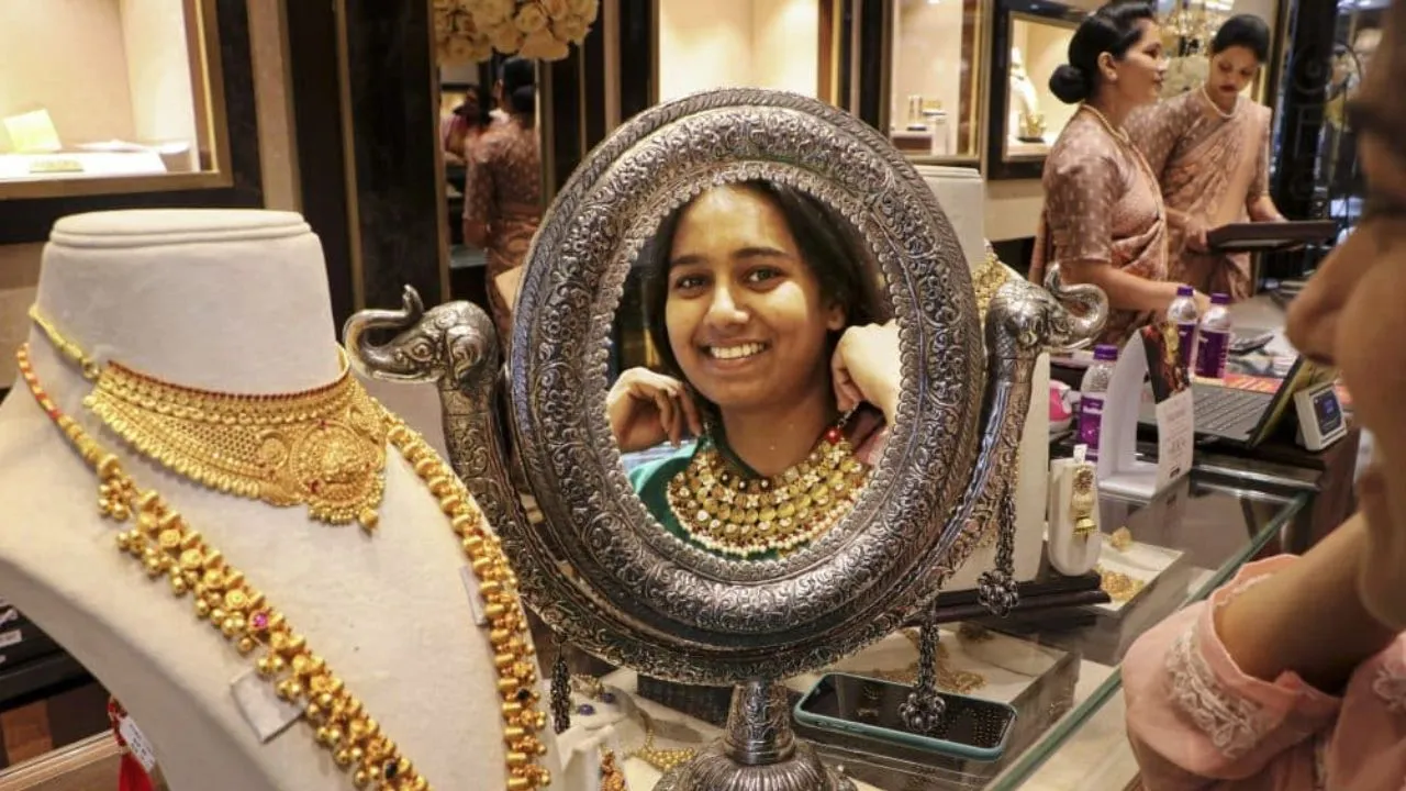  अक्षय तृतीया पर लखनऊ के बाजार गुलजार ...150 करोड़ का हुआ कारोबार, एक दिन में बिक गया 55 करोड़ का सोना