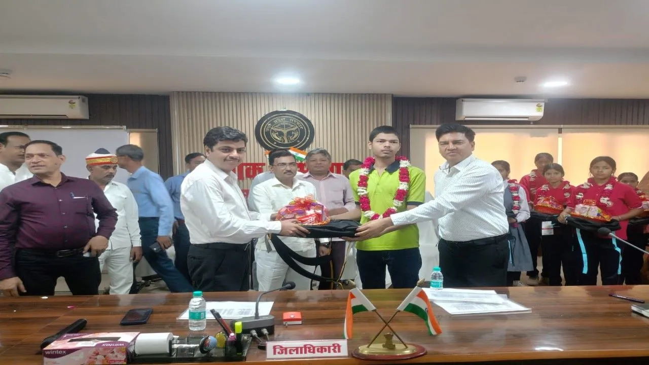 बाराबंकी : मेधावियों का सम्मान, डीएम ने बढ़ाया उत्साह