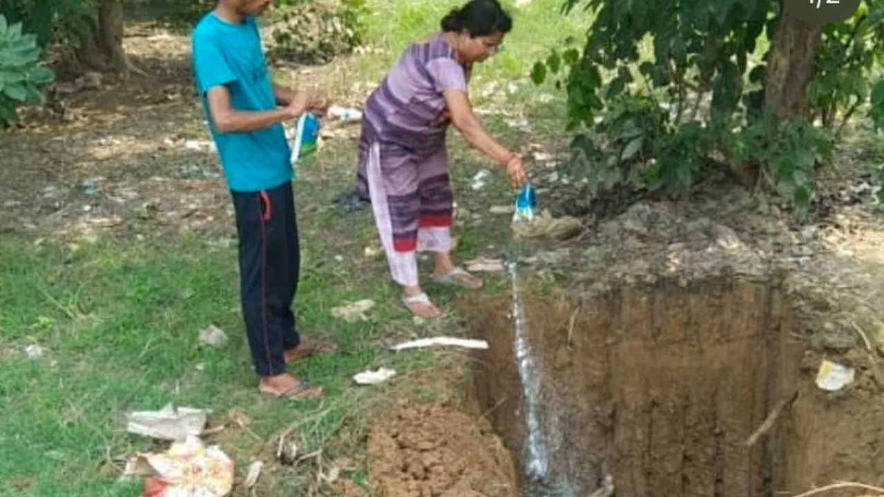 निराश्रित पशु का अंतिम संस्कार करातीं भावना सक्सेना