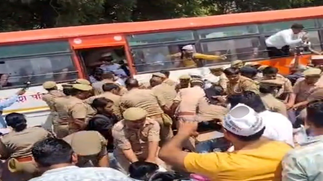 69000 शिक्षक भर्ती : अभ्यर्थियों ने किया विधानसभा के सामने प्रदर्शन, जानिये क्यों नाराज हैं आरक्षित वर्ग के अभ्यर्थी