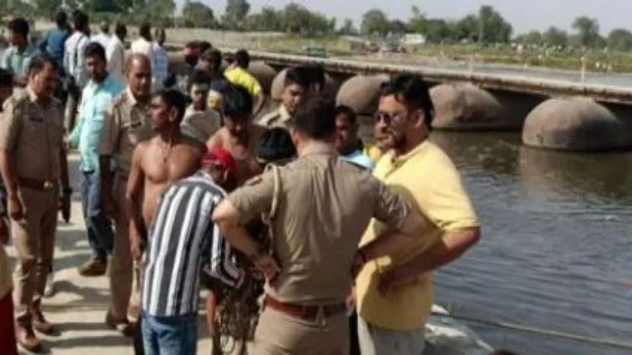 मथुरा में बड़ा हादसा :  श्रद्धालुओं से भरी नाव पलटी, गोताखोर तलाश में जुटे, 10 की मौत