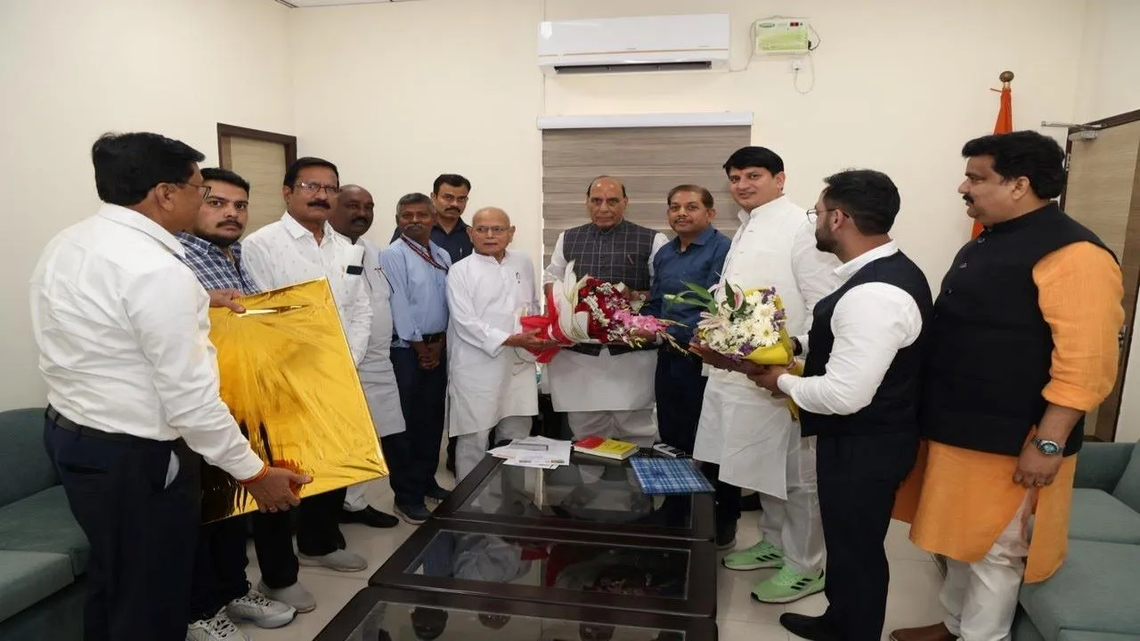  रक्षा मंत्री राजनाथ सिंह से मिला इप्सेफ का प्रतिनिधिमण्डल : कर्मचारियों की समस्या पर हुई बात 