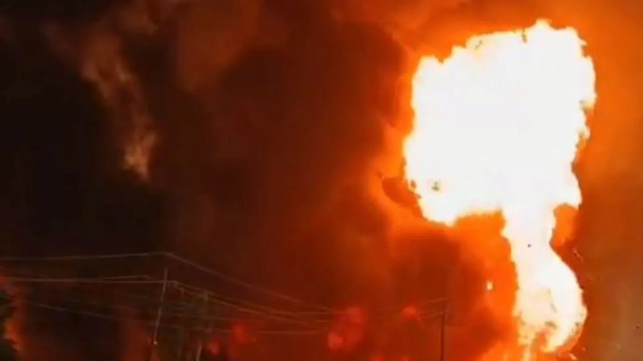 लखनऊ में भीषण आग: कई KM दूर तक दिखाई दिया धुएं का गुबार