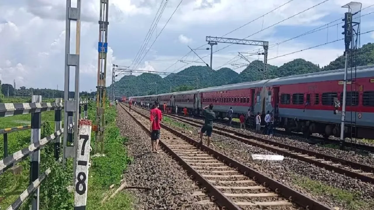 काशी रेलवे ट्रैक पर मिली AK-47 राइफल:  मौके पर पहुंचे पुलिस अधिकारी, CRPF की होने की पुष्टि