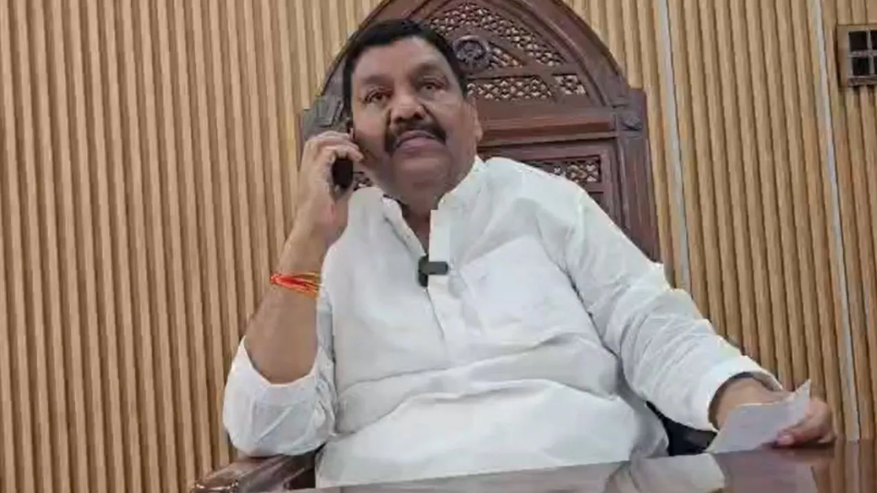 अपर्णा यादव ने फूंका सपा का झंडा, पूर्व मंत्री अरविंद सिंह गोप बोले- 'जिसने पहचान दी उसे जलाना शर्मनाक'