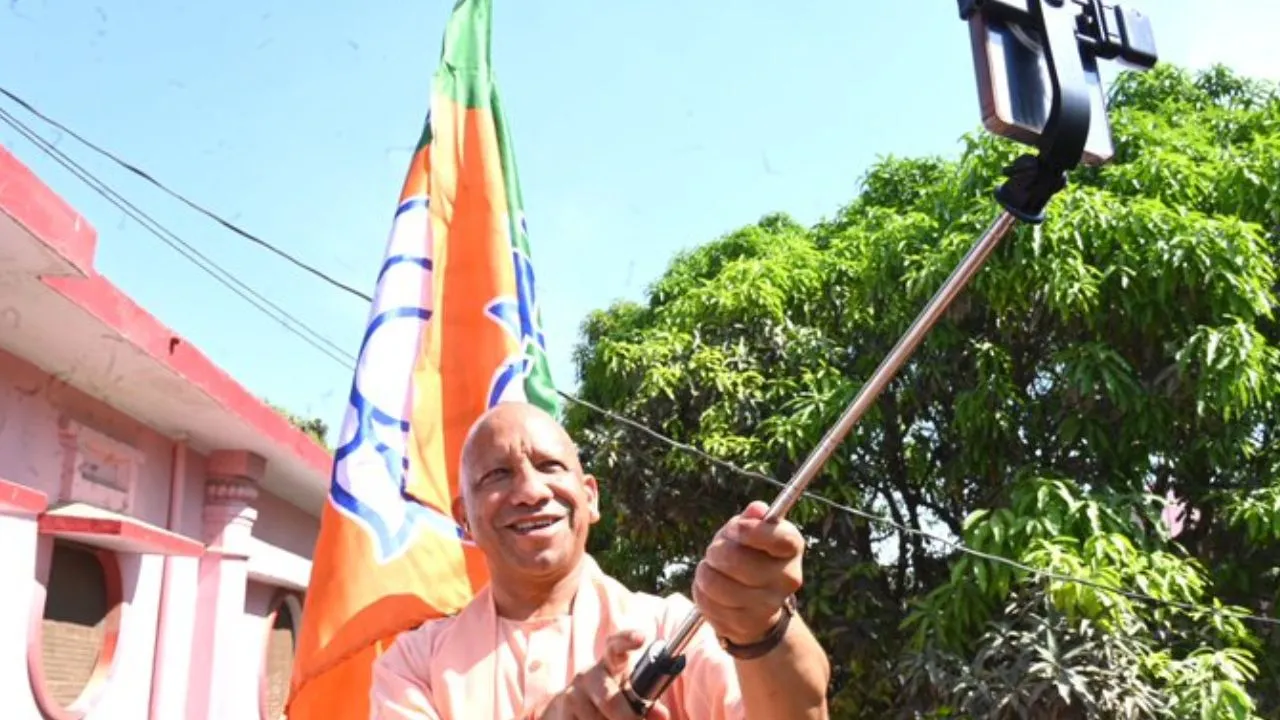  स्थापना दिवस पर सीएम योगी ने फहराया भाजपा का झंडा,  कहा- BJP की विकास यात्रा सत्ता की नहीं, संस्कार की