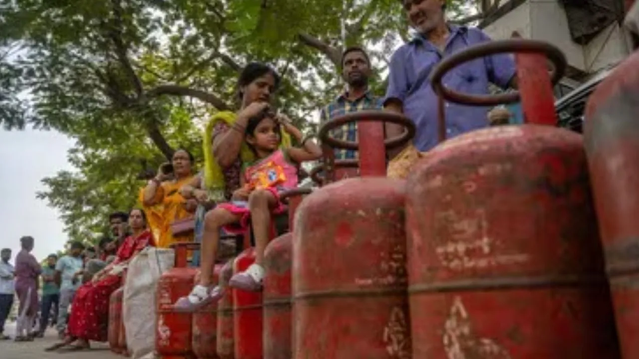  यूपी : ग्रामीण क्षेत्रों की गैस एजेंसियों में लग रहीं कतारें, 40 दिन में बुकिंग के नियम से बढ़ी समस्या