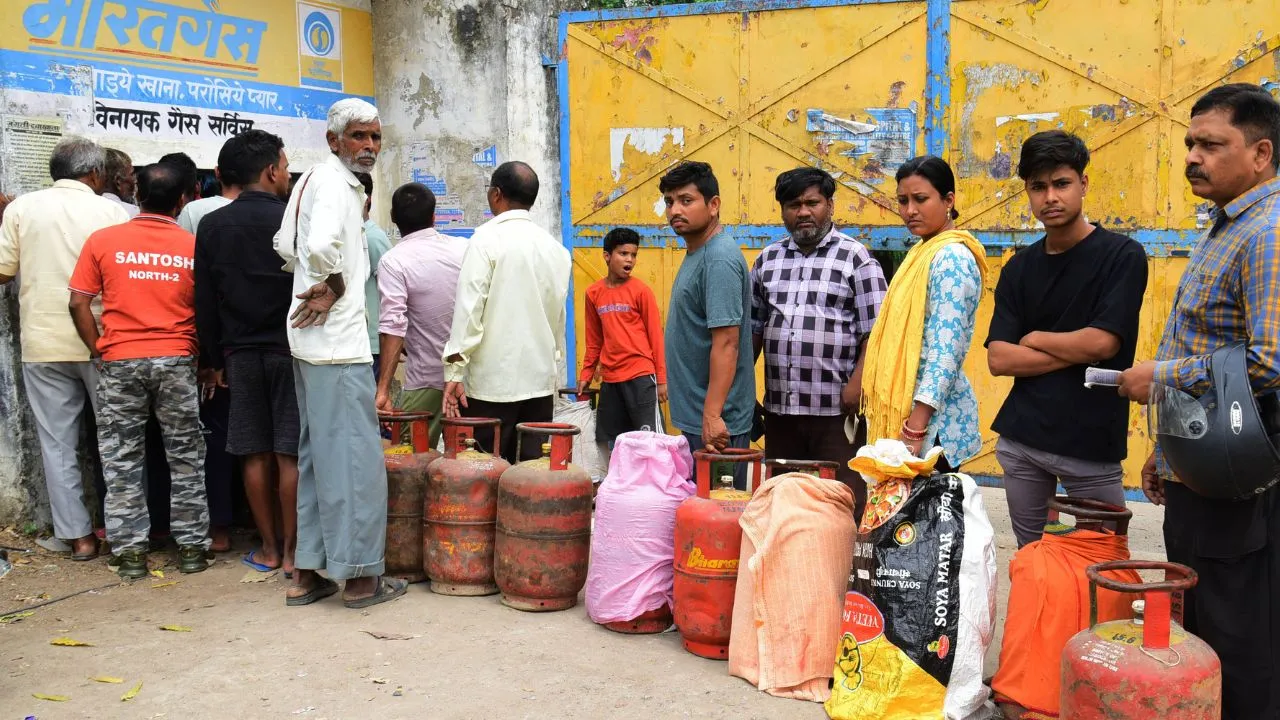  गैस बुकिंग में पूरी तरह से सुधार नहीं... होम डिलीवरी में लग रहे 10 दिन, गोदामों पर जाना मजबूरी