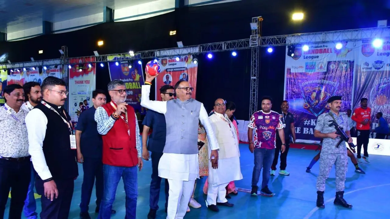 UP Pro Handball League: काशी, मथुरा और गाजियाबाद की जीत, कोर्ट में उप मुख्यमंत्री ब्रजेश पाठक ने खिलाड़ियों में भरा जोश 