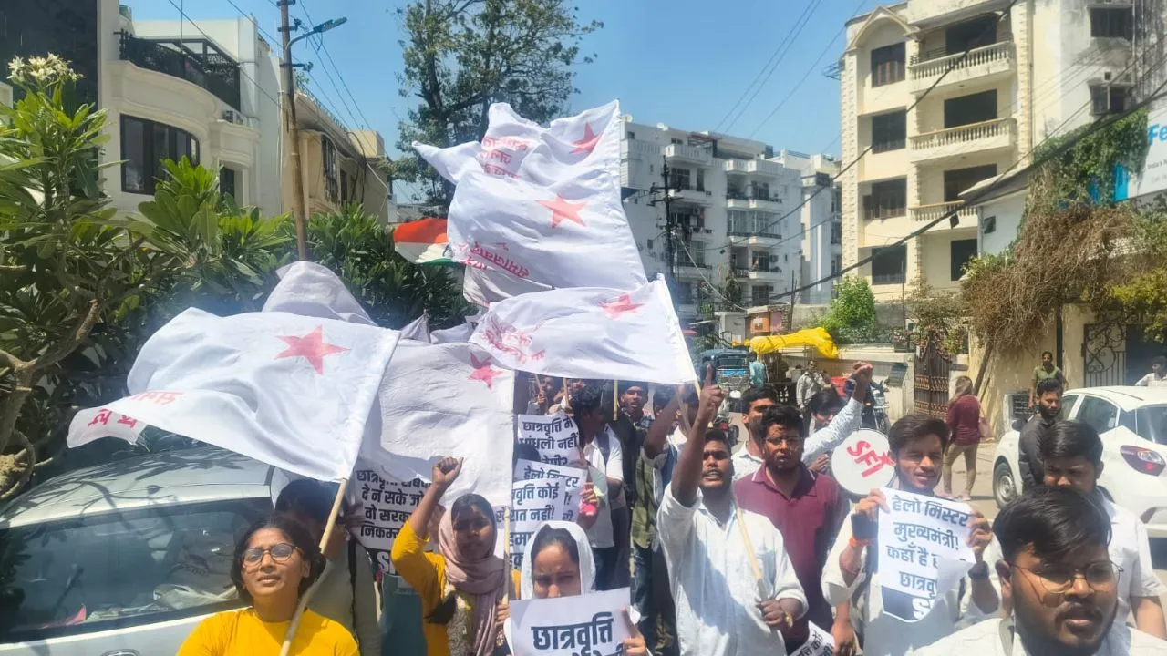 प्राइवेट स्कूल के खिलाफ छात्रों का प्रदर्शन:  फीस रेगुलेशन कानून की मांग, आंदोलन तेज करने की चेतावनी