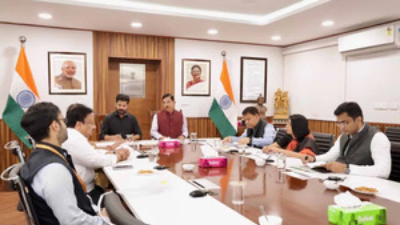 सीतापुर में डीजल की कमी :  कृषि कार्य प्रभावित, थ्रेसर और ट्रैक्टर लेकर भटक रहे किसान